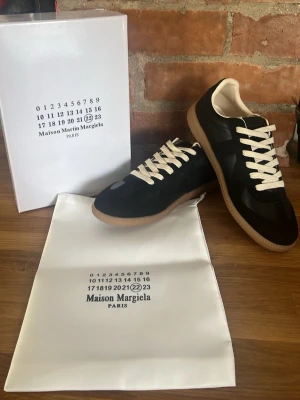 Maison Margiela - Maison margiela gats i storlek 43. Endast testade en gång inomhus så de är i nyskick! Box och dustbag ingår och skorna skickas snabbt