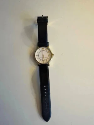 Marc Marc Jacobs svart klocka -  klocka från Marc Jacobs med svart armband och rund urtavla i silver med guldiga detaljer. 