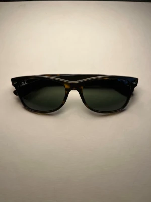 Ray-Ban tortoise/bruna - Ray-Ban solglasögon i nyskick, aldrig använda. Inga repor eller skador. Säljs utan fodral. Väldigt snygg modell och 100% äkta. Öppen för prisförslag.