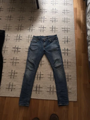 Nudie jeans  - Banger brallor från nudie som e bär pä elastik matrial. Straight leg skickt 8/10