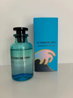 Louis Vuitton Afternoon Swim parfym - Fräsch parfym från Louis Vuitton, Afternoon Swim. Flaskan är i blått glas med svart lock och har en modern, stilren design. Kommer med originalförpackning i blått med vågmotiv. Perfekt för dig som gillar exklusiva dofter och snygg design.