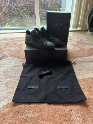 Svarta Valentino Garavani sneakers - Svarta ⚫️Valentino rockrunners🔥 Tvär fetta nu innan sommaren kommer. Nästan inga defekter och kommer få tjejer att springa efter dig🔥🔥🥶 Priset är inte hugget i sten och där av går de att diskuteras om de går fort🔥🚀