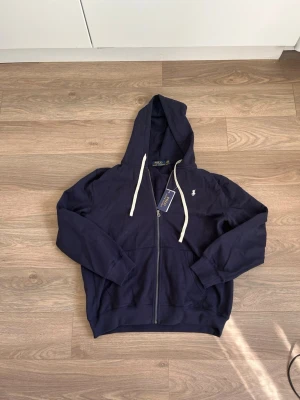 Ralph lauren zip up - Helt ny och extremt fin Ralph lauren zip up ostkroken L! Den packas fort och skickas samma dag eller dagen efter!