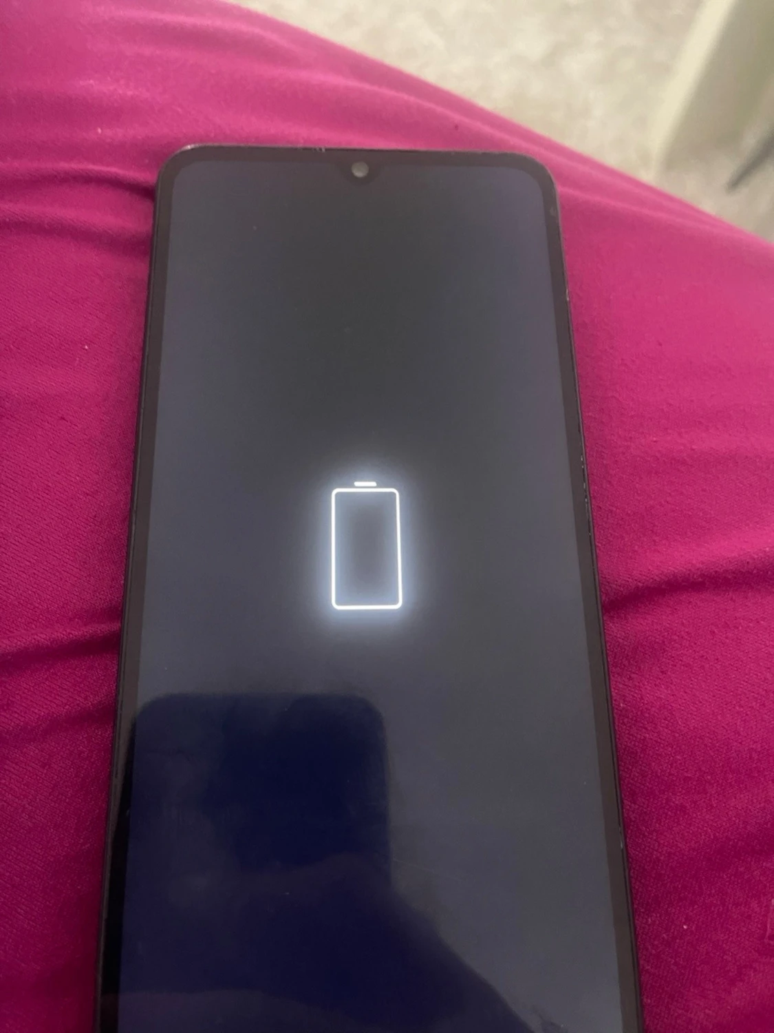 Svart Redmi mobiltelefon med trippelkamera - 1