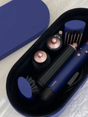 Dyson Airwrap blå stylingverktyg - Säljer ett komplett Dyson Airwrap stylingkit i blått med flera utbytbara borsthuvuden och tillbehör. Allt kommer i ett matchande blått fodral. Perfekt för att styla håret med olika borstar och locktillbehör. Snygg design med detaljer i roséguld. Fick i present, används aldrig så den är som ny! Pris kan diskuteras. (Skickar fler bilder i chatten om önskas)