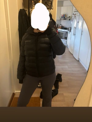 Svart pufferjacka från Peak Performance - Säljer en vinter jacka  från Peak Performance. Väldigt bra skick och passar nog en som har storlek M eller S.