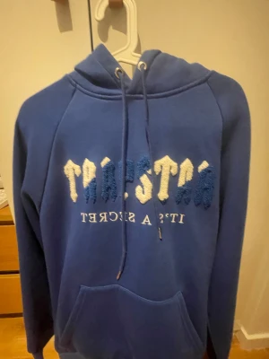 Blå hoodie - Bra skick