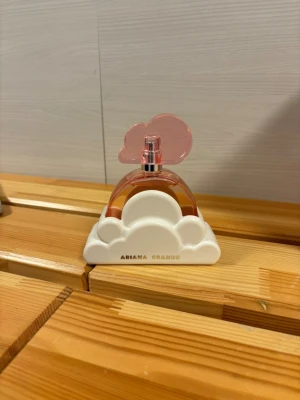 Ariana Grande Cloud Pink parfym - Säljer min Ariana Grande Cloud Pink parfym 100 ml, då jag har mer användning av andra parfymer. Endast testad en gång. Doften kommer i en snygg rosa förpackning och flaskan är tillverkad av glas och plast. Perfekt för dig som gillar söta och fräscha dofter.