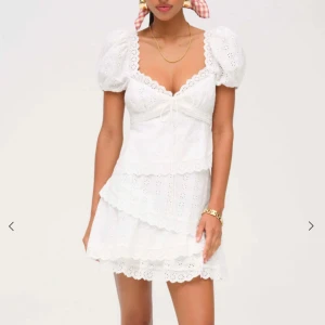 Vit klänning / studentklänning - Superfin vit kort klänning med broderade detaljer, puffärmar,  v-ringning och öppen i ryggen, perfekt för student!! Från for love and lemons och är helt oanvänd med etiketterna kvar, kan bara inte skicka tillbaka den och storleken var inte så bra på mig:)