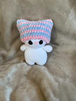 Katt med mössa  - Katten är ca 18 cm hög 🌸 katten har Säkerhetsögon som inte rekommenderas för barn under tre år! 