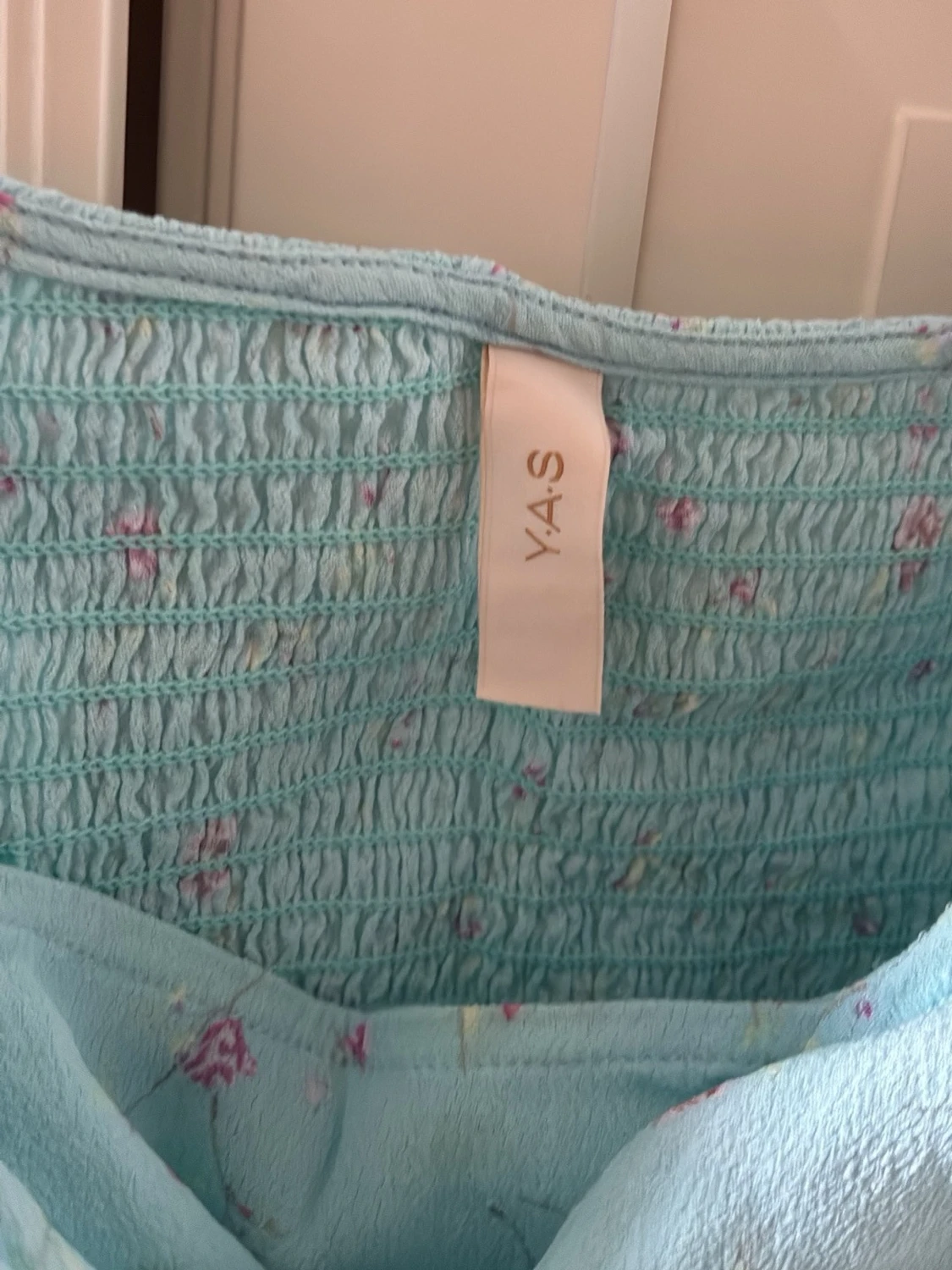 Blommig blå omlottopp med knyt från Y.A.S. - 2