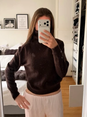 Mörkbrun stickad polotröja - Mysig mörkbrun stickad polotröja med lång ärm från hm 