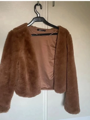 Pälsjacka - Teddyjacka i fint skick, använd ett fåtal gånger. Perfekt till höst, vår eller sommarkvällar. 