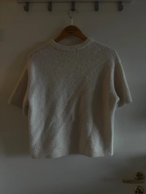 Stickad t shirt  - Stickad tröja med korta ärmar från premium kollektionen från Gina tricot. Sitter lite oversized på mig som vanligtvis har XS/S. Hör av dig om du har några frågor! 💗🫶🏼