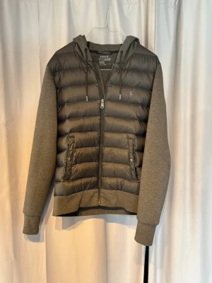 Grå Cardigan med luva från Polo Ralph Lauren - Snygg grå Ralph Laurent cardigan med huva. Perfekt nu till våren och sommarkvällar. Säljes eftersom den har blivit för liten. Först till kvarn!