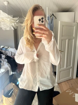 Vit skjorta - Säljer en vit skjorta med detaljer i ärmarna🩷köpare står för frakt 