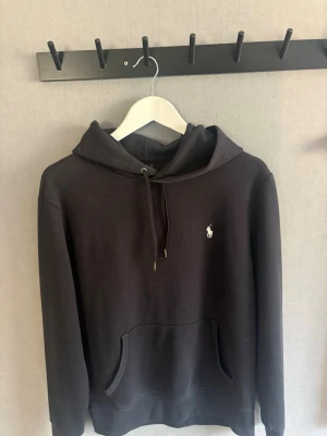 Svart hoodie från Ralph Lauren - Svart hoodie från Ralph Lauren i storlek S herr💕💕