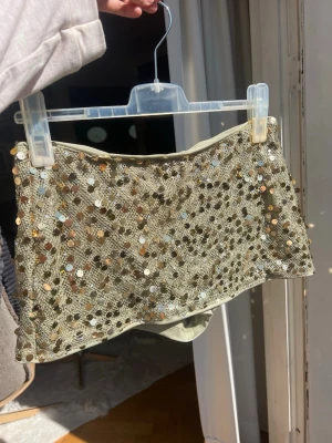 Grön kortkjol med paljetter🪩 - Superfin kortkjol i ljusgrön med massor av glittrande paljetter i guld och silver. Kjolen har en tight passform med inbyggda shorts. Perfekt för fest😍