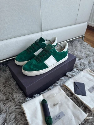 Valentino flycrews - Riktigt feta flycrews i en unik emerald färg🦖 inga defekter på mockan eller sulan och knappast någon heeldrag. 22/22 nitar kvar✅ Box, dustbags, kort, extra snören, nitar och skorna medföljer! Priset är diskuterbart🤝 hör av er!!