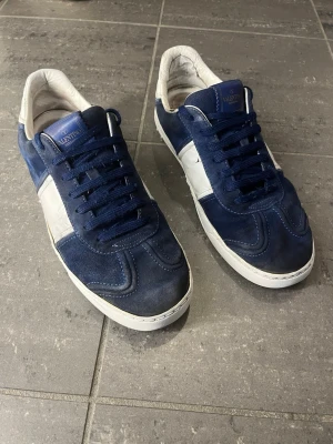 Valentino flycrew royal blue  - Okej skick, se bilder. Storlek 43 passar 44. Saknar 7 nitar. Självklart äkta. Endast skorna. Nypris 7000kr. Snabb affär=bättre pris! 