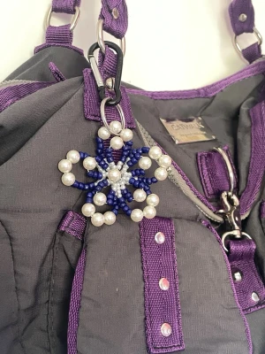 Bagcharm - Somrig och söt bagcharm eller nyckelring. På andra bilden ser man baksidan (det är limpistolslim i mitten så att man inte river sig på ståltråden) 