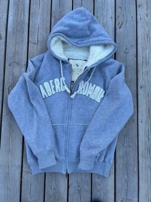 Vintage abercombrie tröja - Lite krångligt att få igenom armen, försökte klippa men märkte att det inte funka. Annars en riktigt mjuk och skön hoodie/jacka. Passar L herr. Fodrad 🤤