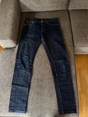 Apc jeans - Säljer dessa feta APC jeansen för ett bra pris, jeansen är i bra oanvänt skick och har en fet fade. Storlek 29. Materielet är också selvedge denim.