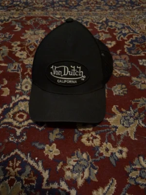 Von Dutch keps - Säljer en svart keps från Von Dutch. Skriv för frågor