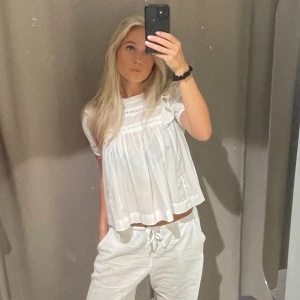 Vit vid blus med spetsdetaljer - Jättefin vit söt blus perfekt nu inför sommaren och studenttider 💕💕💕 Från gina men säljs inte längre i storlek typ S och aldrig använd