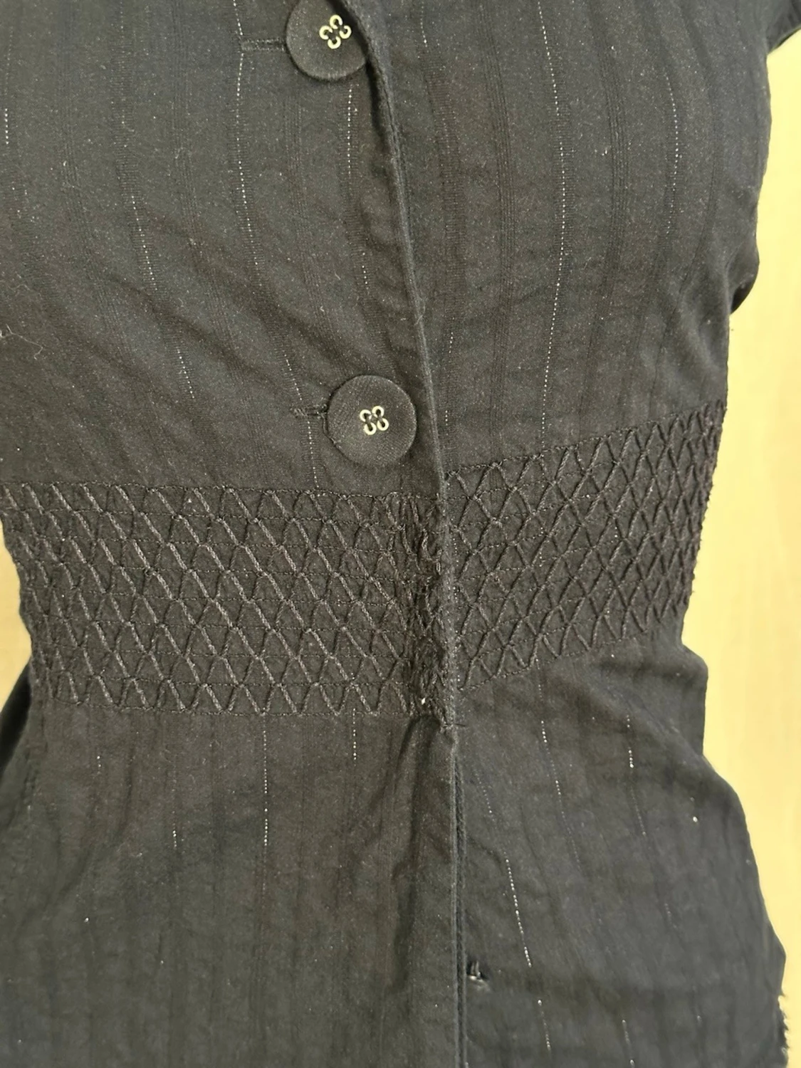 Svart figursydd grunge jacka med korta puffärmar.  - 1