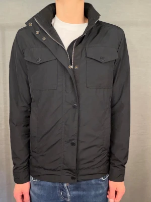 J Lindeberg field jacket S - Säljer denna sjukt snygga field jacka från j Lindeberg! Perfekt nu för våren! Size S. Modellen är 180cm. Skick 9,5/10 topp skick inga defekter! Skriv vid frågor🤩