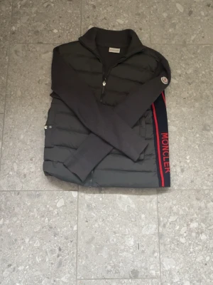 Moncler  - Moncler cardigan i mörkgrå färg ganska bra skick inga defekter denne perfekt för hösten i storlek M men sitter som S 