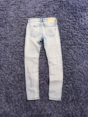 Diesel jeans - Säljer ett par ljusblå jeans från Levi's med klassisk femficksdesign och Levi's-logga på bakfickan. Hör av er vid minsta fundering!