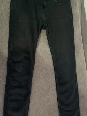 Svarta använda Hugo boss jeans  - Det är skinny jeans av märket Hugo boss de är riktiga och har några märken som är fast men fungerar att ta på sig ändå 