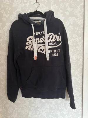 Superdry hoodie - Säljer en fet mörkblå Superdry hoodie i storlek S😮‍💨 Tröjan är bekväm och även limited edition😉Hör av er vid minsta fundering☺️