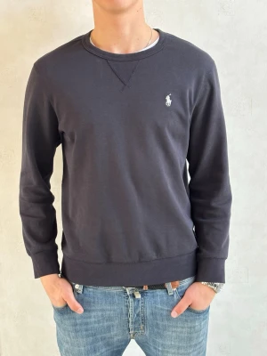 Ralph Lauren sweatshirt - Säljer nu denna sjukt snygga Ralph lauren sweatshirt. Tröjan är i toppskick och modellen på bilden är 184cm och väger 80kg. Bara att höra av sig vid funderingar! 