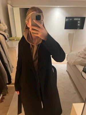 Långkappa - Från VeroModa, använd och har blivit lite nopprig men inget som man tänker på, passar till allt 