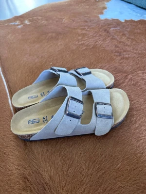 Birkenstock sandaler - Snygga oanvända sandaler från Birkenstock i mjuk mocka. Storlek 41