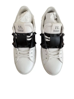 Valentino skor - Säljer dessa äkta valentino skor. Skolåda finns med. Säljer då de är för små för mig. Stl 38,5. Ansvända typ 3 ggr.