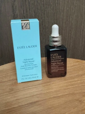 Estée Lauder Advanced Night Repair - Estée Lauder Advanced Night Repair Synchronized Multi-Recovery Complex i brun glasflaska med pipett. Kommer i original ljusblå förpackning. Innehåller 30 ml serum som boostar hudens återhämtning och ger lyster. Perfekt för dig som vill ha en fräsch och återfuktad hud.