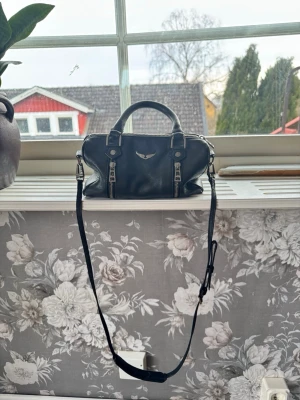 Zadig & Voltaire Xs Sunny - Väska från Zadig💕🐬🥰 I mycket gott skick, allt funkar och är kontakt🥰💕  Har inte boxen kvar men väskan kommer fraktas säkert🫶🩷 