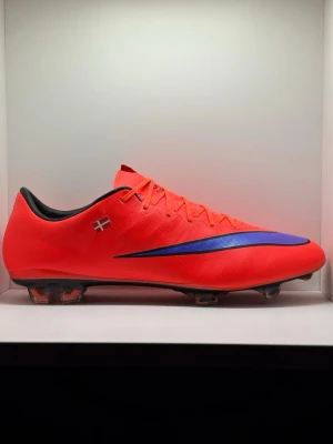 Nike Mercurial Vapor 10 - Nike Mercurial Vapor 10 FG Pro Player Issue🇧🇦 ”Bright Crimson”🐙  Size- 11.5 US/ 45.5 EU 🇪🇺   Condition- 10/10  These are personal boots of former danish player Nicklas Bendtner🇩🇰😍
