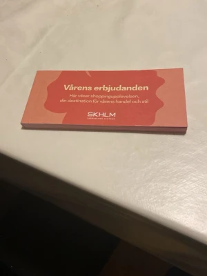 Vårens erbjudandehäfte SKHLM - Ett rosa erbjudandehäfte från SKHLM, Skärholmens Centrum. Häftet innehåller olika shoppingerbjudanden för våren och har en modern design med vit text på framsidan. Perfekt för dig som vill ta del av rabatter och kampanjer i centrumet.