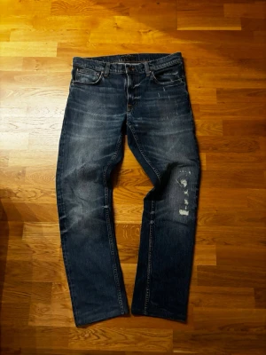Nudie Jeans Lean Dean - Galet snygga Nudie jeans i passformen Lean Dean. Storlek 32/34 (uppsydda till 32/30). Knappast använda!