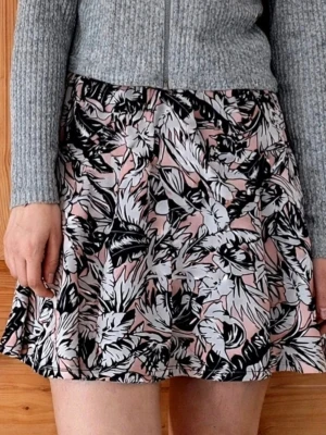 Blommig kortkjol i rosa och svart - Jättefin kjol från Gina Tricot i mjuk och följsamt tyg. Tyget är lite kraftigare och känns svalt mot huden.  Klassisk modell med dragkedja bak och fin passform. Perfekt till både vardag och fest – lika snygg med stickat som med en topp. Använd men i fint skick.  Storlek XS men en som är S kan också ha den.