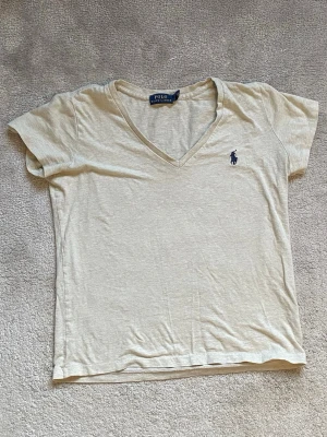 Beige v-ringad t-shirt Polo Ralph Lauren - Skitsnygg!!! Äkta polo ralph lauren. Hör av er vid frågor och funderingar 🥰