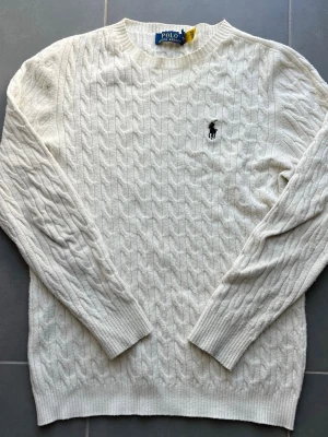 Ralph lauren tröja - Tjena säljer denna Ralph lauren sweater/tröja. Den är använd men är fortfarande i bra skick 🙌