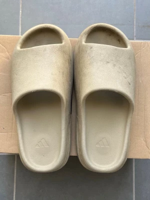 Adidas’s yeezy slides - Säljer dessa tofflor i bra skick. Hör av er vid frågor 🙌