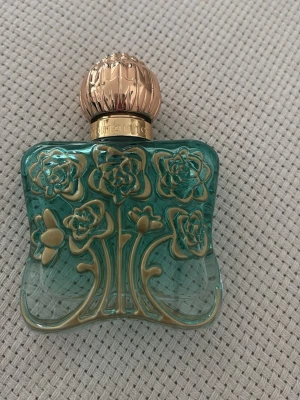 Grön parfymflaska med blommönster - Unik parfymflaska genomskinligt grönt glas med vackra guldfärgade blommönster på framsidan. Flaskan har en elegant, rundad form och ett dekorativt guldfärgat lock med detaljerad struktur. Perfekt för dig som gillar lyxiga och kreativa designer. 90% kvar i flaskan 