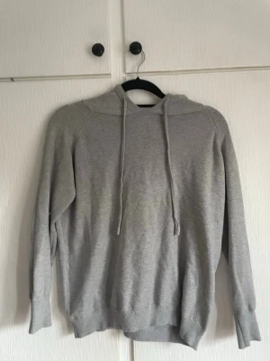 Grå hoodie med huva - Grå hoodie med huva och snören. bra skick, lite nopprig men inget som märks. Strl 160/14y 